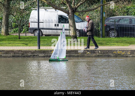 Membre de l'Yacht Club Modèle Newquay Trenance au lac de plaisance contrôlant son modèle bateau de course Newquay Cornwall. Banque D'Images