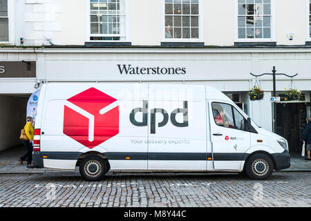 Un courrier DPD van véhicule stationné à l'extérieur d'une librairie Waterstones à Truro, Cornwall. Banque D'Images