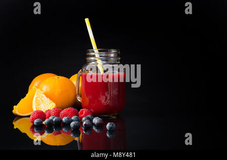 À partir de jus de fruits et légumes frais. Mode de vie sain et la perte de poids concept Banque D'Images