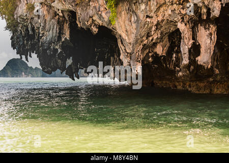 Détail de formations de roche calcaire érodé par la mer sur une île de la baie de Phang Nga en Thaïlande Banque D'Images