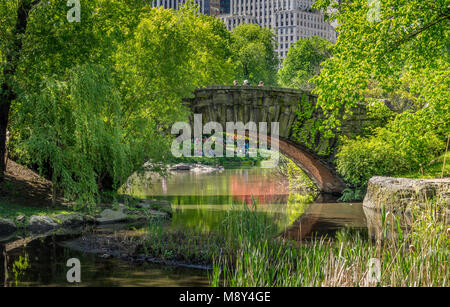 New York, NY USA - Mai 14, 2017. Un pont de pierre Gapstow Bridge dans Central Park de New York. Banque D'Images