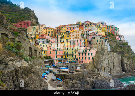 Le petit village de Manarola italien traditionnel avec ses maisons colorées maintenant une destination touristique populaire dans la région de Cinque Terre, ligurie, italie Banque D'Images