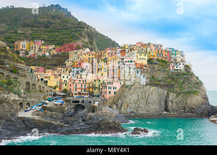 Le petit village de Manarola italien traditionnel avec ses maisons colorées maintenant une destination touristique populaire dans la région de Cinque Terre, ligurie, italie Banque D'Images