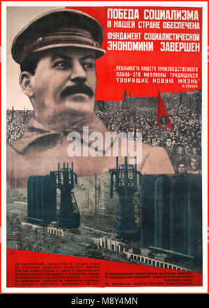 Vintage 1932 URSS soviétique russe Affiche présentant la propagande communiste Staline 'la victoire du socialisme dans notre pays est garanti' oeuvre de Gustav Klucis (letton, 1895-1944) lithographie en couleur Banque D'Images