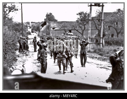 1944 Normandie France Troupes allemandes Surrender l'image historique de Wehrmacht et Waffen SS des troupes allemandes de la seconde Guerre mondiale des forces militaires allemandes se rendant à la tête, à Saint-Lambert-sur-Dive Normandie France le 21 août 1944 Banque D'Images