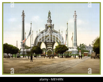 Exposition Universelle 1900 Juste à Paris France, l'affichage d'entrée triomphe par René Biné (1866-1911) avec la Tour Eiffel en arrière-plan Banque D'Images