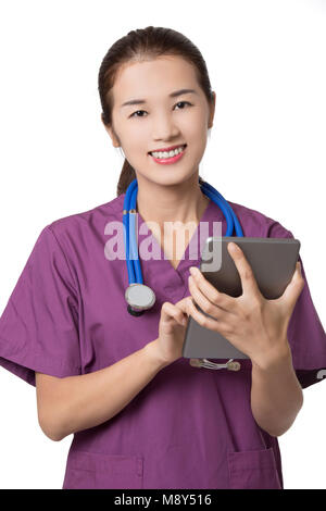 Belle Asiatique-américain médecin ou l'infirmière à l'aide d'un ordinateur tablette avec stéthoscope isolé sur fond blanc Banque D'Images