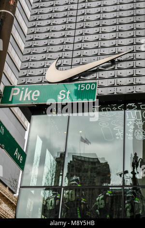 La devanture et le logo de Nike dans le centre-ville de Seattle Banque D'Images