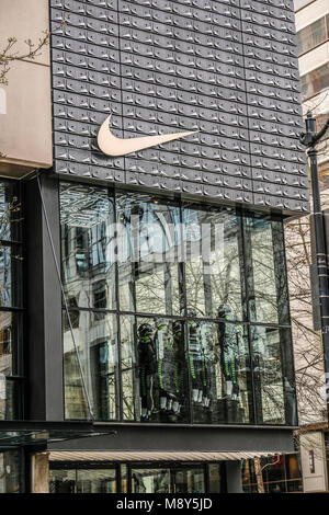 Logo Nike et de vitrine au centre-ville de Seattle Banque D'Images