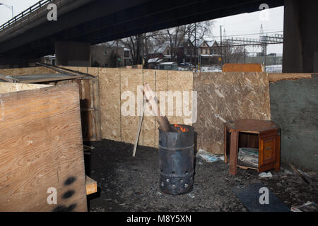 Un camp de protestation mis en place pour les travailleurs en lock-out en face d'une aciérie de Hamilton, Ontario, Canada le 6 janvier 2014. Hamilton fait partie d'une région appelée la "ceinture de rouille" entourant les Grands Lacs. Une fois qu'un chef de file dans la production d'acier, le secteur a été frappé avec un disque le déclin économique, la perte de population et la dégradation du milieu urbain en raison de la baisse du secteur industriel. Banque D'Images