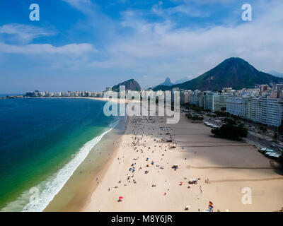 Vue aérienne de la plage de Copacabana au cours de l'été, le soleil avec des nuages Banque D'Images