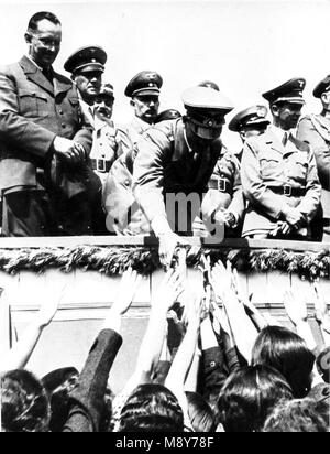 Adolf Hitler, serre la main avec la foule qui l'acclame, lui par son côté Joseph Goebbels et Heinrich Himmler, 1937 Banque D'Images