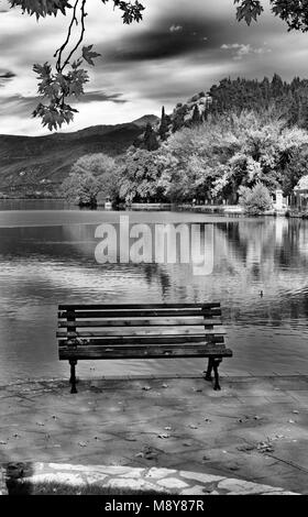 Vue de le lac d'Orestiada à partir de la ville de Kastoria waterfont situé dans l'ouest de la Macédoine, la Grèce du Nord Banque D'Images