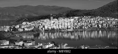 Vue panoramique de la ville de Kastoria reflétée sur la surface tranquille du lac d'Orestiada, à l'ouest de la Macédoine, la Grèce du Nord Banque D'Images