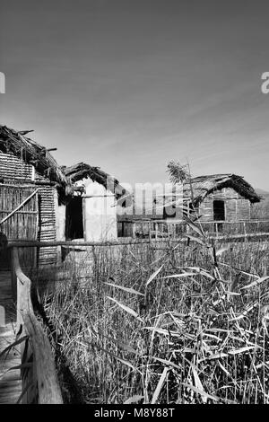 Le Néolithique, lakeshore règlement de Dispilio près du lac d'Orestiada, l'un des plus beaux sites touristiques de la ville de Kastoria, Grèce, Macédoine de l'Ouest. Banque D'Images