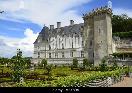 Villandry, vallée de la Loire, France le 26 juin 2017. Vue du château sur le côté de magnifiques jardins de légumes, salades et légumes culti magistralement Banque D'Images