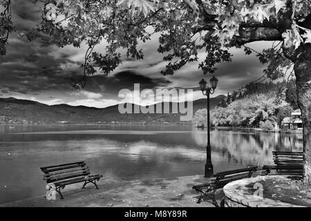 Vue de le lac d'Orestiada à partir de la ville de Kastoria waterfont situé dans l'ouest de la Macédoine, la Grèce du Nord Banque D'Images