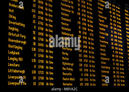 Un système électronique de renseignements sur les passagers à l'intérieur d'une gare donnant aux passagers des informations sur les destinations, les départs, arrivées, retards, Banque D'Images