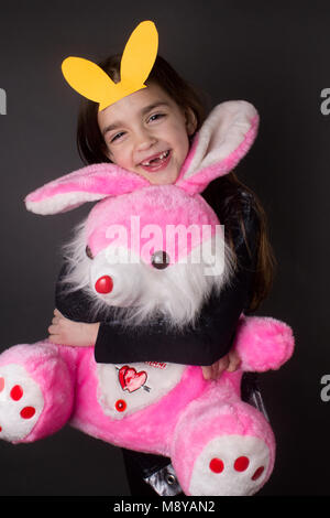 Happy cute little girl avec pâques toy et les oreilles Banque D'Images