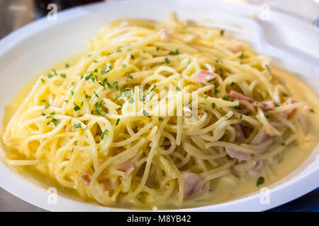 Spaghetti Carbonara servi sur plaque blanche. Soft Focus. Banque D'Images