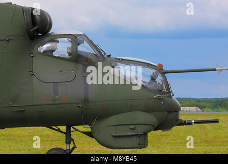 Vue de côté de l'Armée de l'Air polonaise Mil Mi-24D Hind-D au cours de pilotage en tandem International Air Show, à l'occasion du 90e anniversaire de l'Académie de l'Armée de l'Air polonaise. Banque D'Images