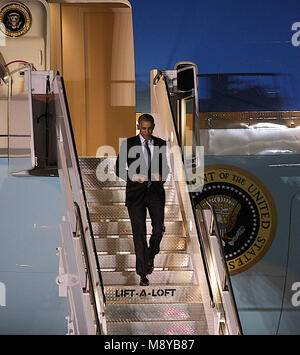 Topeka, Kansas, États-Unis, le 21 janvier 2015, le Président Barak Obama à Topeka arrivées ce soir à l'avance de son discours à l'Université du Kansas demain. Il est accueilli par le gouverneur du Kansas Sam Brownback et Topeka Le maire Larry Wolgast. Credit : Mark Reinstein/MediaPunch Banque D'Images