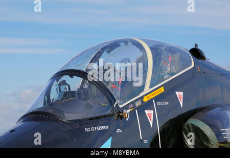 La Royal Air Force (RAF) British Aerospace Hawk T.1A et de l'auvent au cours de pilotage International Air Show, à l'occasion du jubilé de la Polish Air Force Academy. Banque D'Images