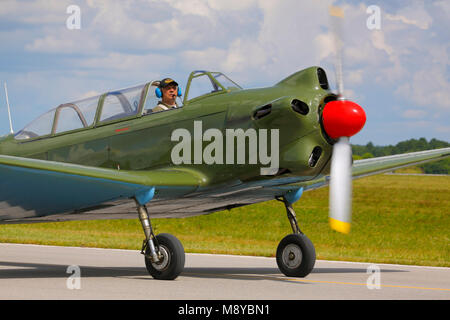 L'Armée de l'Air polonaise Yakovlev Yak-18T (JAK-18 ; 'Max') sur la piste pendant le spectacle aérien international à l'occasion du 90e anniversaire de l'Académie de l'Armée de l'Air polonaise. Banque D'Images