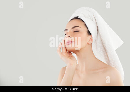 Modèle de Spa de détente sur l'arrière-plan. Femme en bonne santé après Bain Banque D'Images