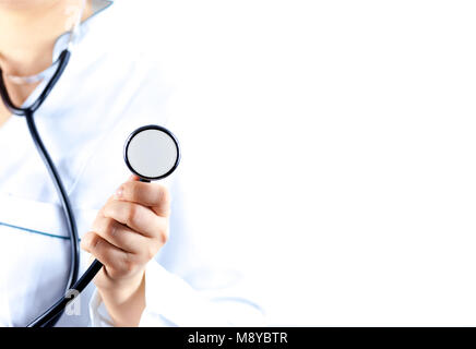 Médecin. Stéthoscope noir sur blanc dans la main. Banque D'Images