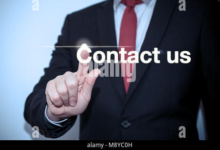 Businessman hand poussant bouton Contactez-nous sur une interface d'écran tactile Banque D'Images