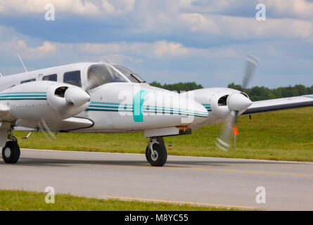 Le PZL-Mielec M-20 (Mewa construit sous licence ; Gull Piper PA-34 Seneca II) sur la piste pendant l'International Air Show. Deblin, Pologne, 20 juin 2015. Banque D'Images