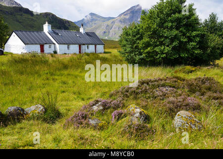 Buachaille Etive Blackrock Cottage avec plus dans l'arrière-plan - Rannoch Moor, à l'entrée de Glen Coe, région des Highlands, Ecosse, Royaume-Uni Banque D'Images