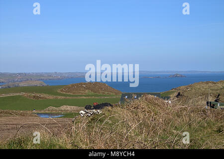 Vues sur le littoral irlandais et la campagne environnante du West Cork, Irlande à partir de l'ancienne tour d'observation au siège de la TOE. Banque D'Images