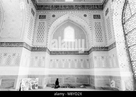 Un musulman de prier dans la Mosquée de Bibi Khanym, Samarkand, Ouzbékistan Banque D'Images