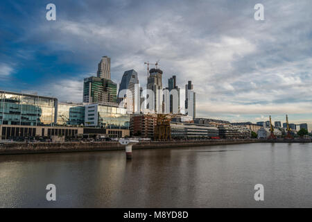 Vue sur Puerto Madero avec des réflexions sur le rio de la Plata, quartier élégant de Buenos Aires Banque D'Images