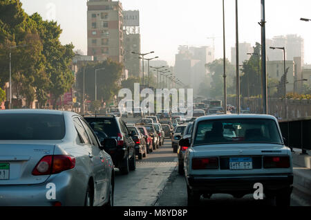 Le Caire, Égypte, 24 novembre ,2010 : Circulation et transport au Caire tôt le matin Banque D'Images