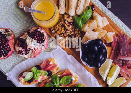 Antipasti italien traditionnel avec jambon, fromage, olive et bruschetta. Apéritif set. Viande, légumes et fromage sur planche de bois. Vue d'en haut Banque D'Images
