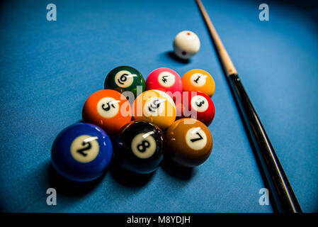jeu de 9 boules sur la table simonis bleue avec un repère de billard sur la table Banque D'Images