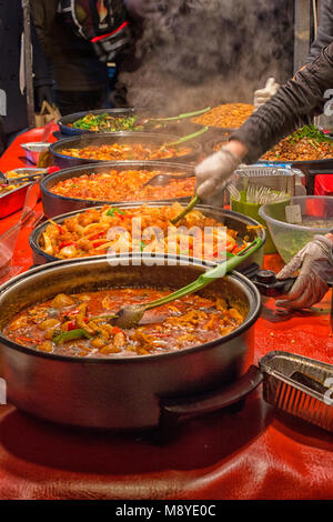 La cuisson des aliments de Malaisie et la vapeur dans leurs pots at a market stall. Banque D'Images