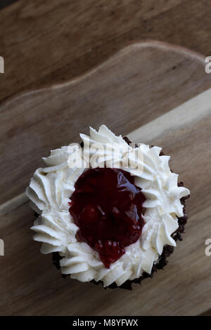 Un petit gâteau forêt noire maison Banque D'Images