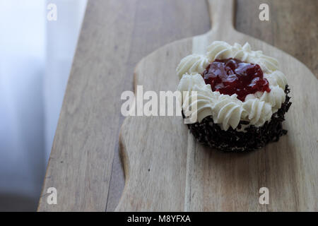 Un petit gâteau forêt noire maison Banque D'Images