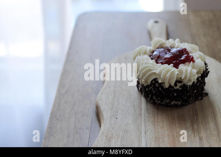 Un petit gâteau forêt noire maison Banque D'Images