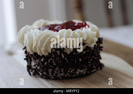 Un petit gâteau forêt noire maison Banque D'Images