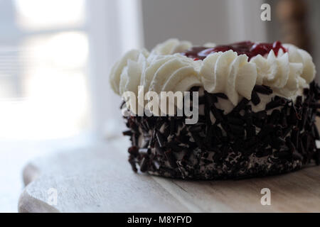 Un petit gâteau forêt noire maison Banque D'Images