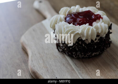 Un petit gâteau forêt noire maison Banque D'Images