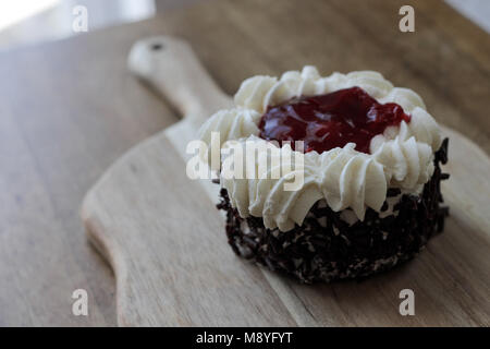 Un petit gâteau forêt noire maison Banque D'Images