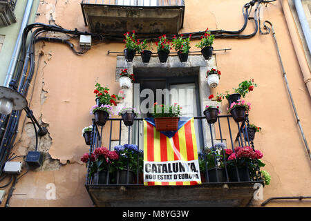 Drapeaux Catalan placé sur un balcon le jour de la Journée nationale de la Catalogne Banque D'Images