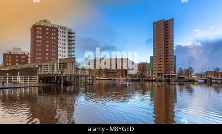 Les bâtiments modernes dans le cadre de ciel coucher de soleil orange sur le Zuiderhaven Groningen, Pays-Bas Banque D'Images