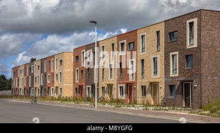 Logement social moderne dans des couleurs terra contenant famille modeste vacances maisons dans Ypenburg, La Haye, Pays-Bas Banque D'Images